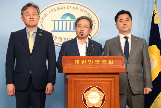 더불어민주당 법제사법위원회 위원인 표창원(왼쪽부터), 송기헌, 김종민 의원이 28일 국회 정론관에서 자유한국당은 검찰 수사를 핑계로 조국 법무부 장관 후보자 인사청문회 무력화는 안 된다며 청문회 촉구 기자회견을 하고 있다. 연합뉴스